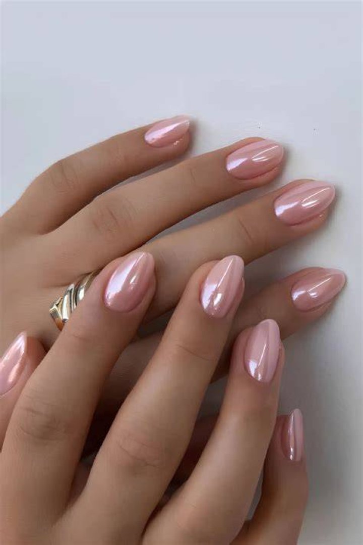 Glazed donut chrome nails with pearlescent finish for 2026